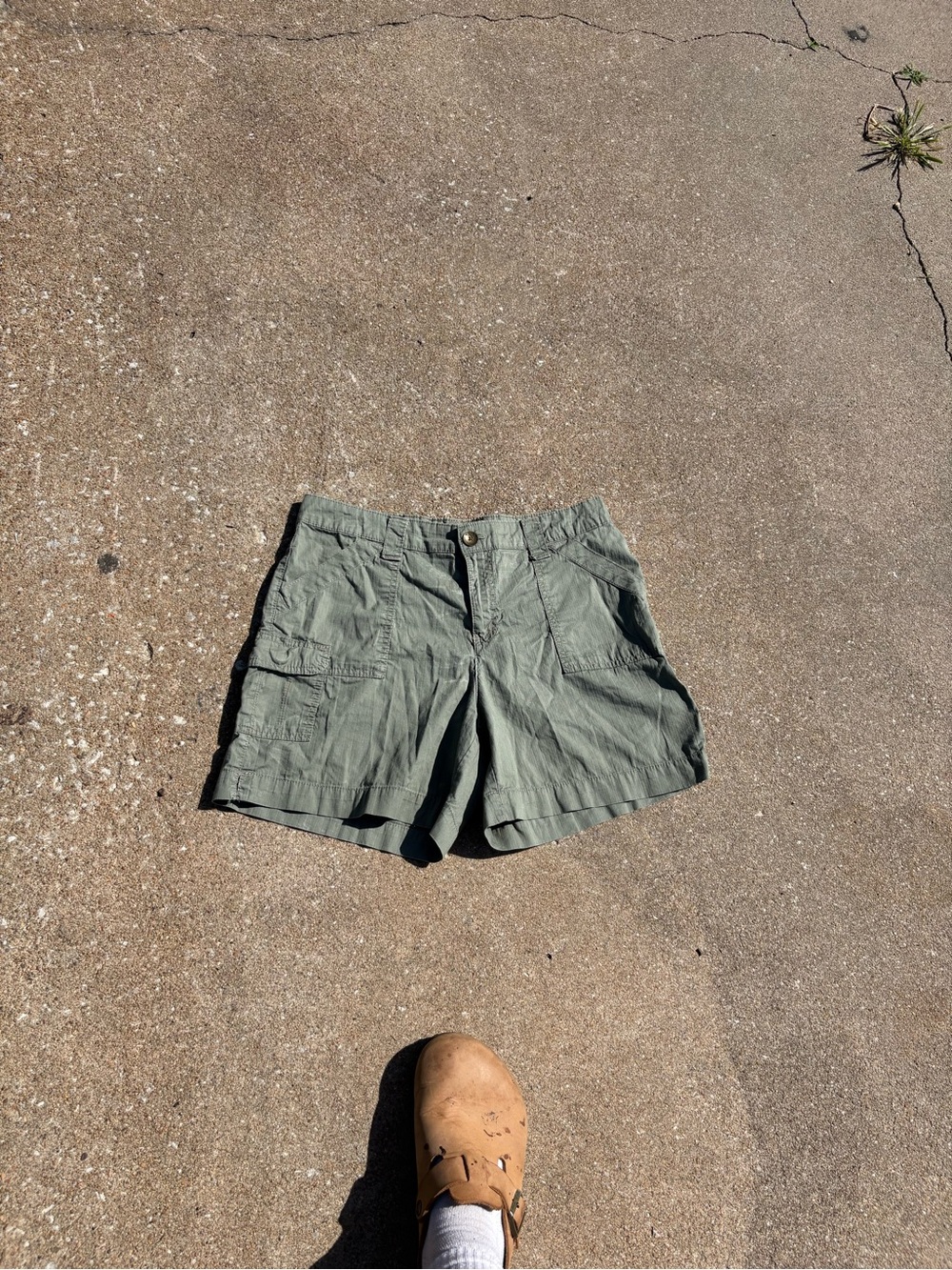 Bandolino Blu olive green gorp style shorts